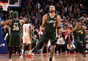 Imagem ilustrativa da imagem Tatum faz cesta de 3 a 1.3 segundos do fim e Celtics superam 76ers na NBA