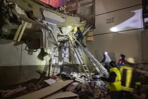 Imagem ilustrativa da imagem Novo terremoto atinge a Turquia e derruba mais prédios