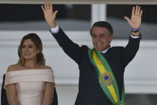 Imagem ilustrativa da imagem Receita cancela leilão após joias virarem possível prova contra casal Bolsonaro