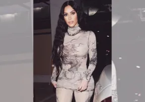 Imagem ilustrativa da imagem Kim Kardashian é criticada por vender chinelos usados por até R$ 254