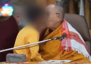 Imagem ilustrativa da imagem Dalai Lama pede beijo na língua a menino e se desculpa após repercussão