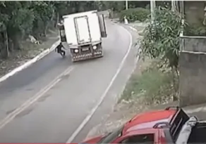 Imagem ilustrativa da imagem Motorista pula de caminhão desgovernado em rodovia do ES