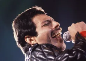 Imagem ilustrativa da imagem Ex-namorada de Freddie Mercury receberá R$ 250 milhões por filme sobre o cantor