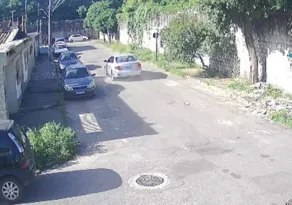 Imagem ilustrativa da imagem VÍDEO | Ladrão rouba carro e bate em três veículos durante a fuga na Serra