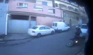 Imagem ilustrativa da imagem VÍDEO | Ladrões assaltam amigas e são atropelados por motorista em Cariacica