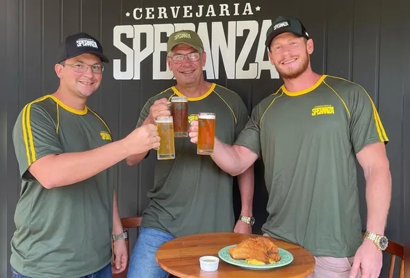 Marcos Oliveira e os filhos, Thiago e Bruno, são os proprietários da Cervejaria Speranza