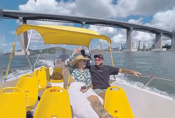 Liliajane e Matheus: passeio de barco