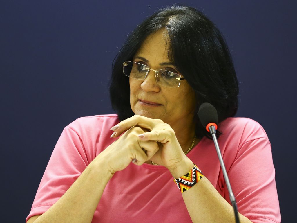 Damares Alves, senadora do DF, diz tratar paralisia facial causada por  herpes-zoster, Distrito Federal