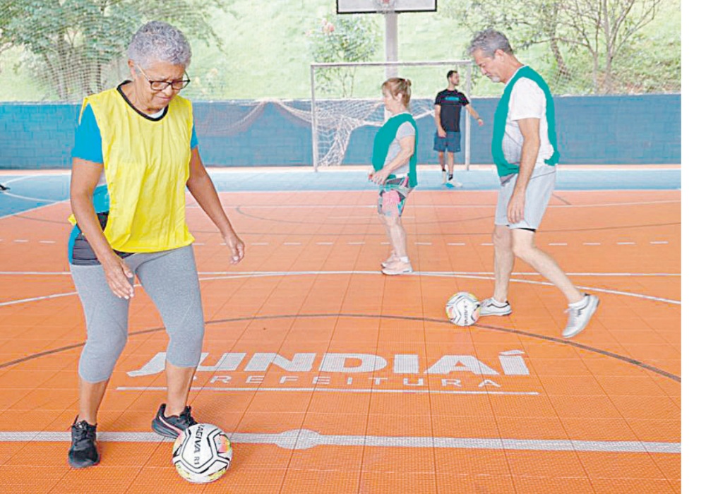 Idoso Jogar Futebol Livre Ele Leva Estilo Vida Saudável Ativo