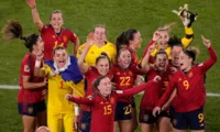 Imagem ilustrativa da imagem Espanha supera crise com técnico, bate a Inglaterra e é campeã da Copa do Mundo