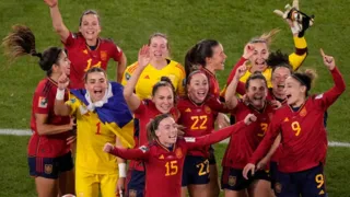 Imagem ilustrativa da imagem Espanha supera crise com técnico, bate a Inglaterra e é campeã da Copa do Mundo