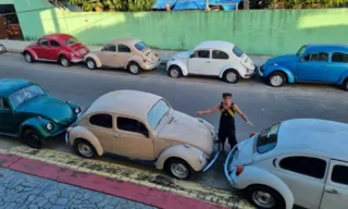 Imagem ilustrativa da imagem Apaixonado por carros, morador de Guarapari exibe seu amor pelos 20 Fuscas