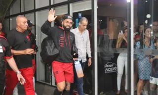 Imagem ilustrativa da imagem Apoio e pressão: Flamengo desembarca em Vitória e é recebido por torcedores