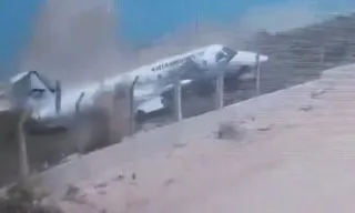 Imagem ilustrativa da imagem Avião com 34 ocupantes derrapa em pista e se despedaça na Somália