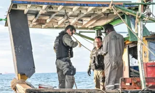 Imagem ilustrativa da imagem "Blitz" no mar de Vitória aborda embarcações e apreende itens de pesca proibidos
