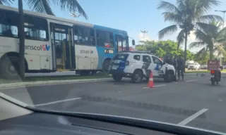 Imagem ilustrativa da imagem Motorista passa mal e ônibus bate em poste em Vitória
