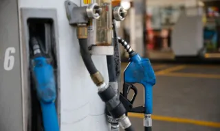 Imagem ilustrativa da imagem Preço da gasolina cai mais R$ 0,20 por litro nas bombas, diz ANP