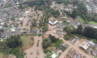 Imagem ilustrativa da imagem Ciclone no RS: Idoso morre ao tentar salvar cachorro de enchente