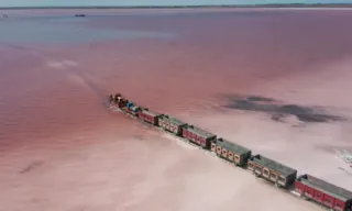 Imagem ilustrativa da imagem Conheça o lago cor de rosa que tem poder de cura e é atravessado por trem