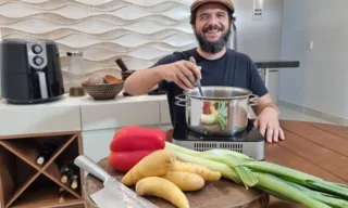 Imagem ilustrativa da imagem Ele cozinha no “escuro” e faz sucesso na internet