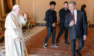 Imagem ilustrativa da imagem Em encontro, papa Francisco 'ensaia' luta com Stallone