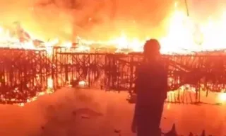 Imagem ilustrativa da imagem Grande incêndio atinge comunidade em Santos e destrói dezenas de casas