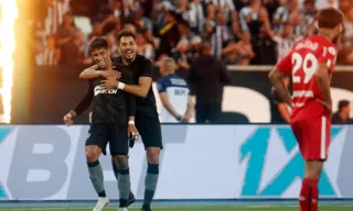Imagem ilustrativa da imagem Líder isolado do Brasileiro, Botafogo bate o Bragantino e vence a 6ª seguida