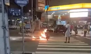 Imagem ilustrativa da imagem Motocicleta tem pane elétrica e pega fogo em Vila Velha