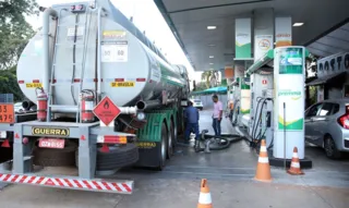 Imagem ilustrativa da imagem Motoristas suspendem greve e transporte do combustível vai ser retomado no ES