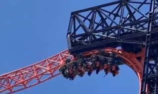 Imagem ilustrativa da imagem VÍDEO | Turistas ficam presos de cabeça para baixo em montanha-russa