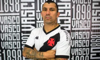 Imagem ilustrativa da imagem Vasco confirma contratação do volante chileno Gary Medel