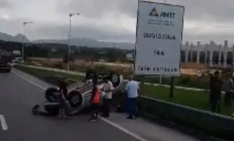 Imagem ilustrativa da imagem Carro capota em acidente na Rodovia do Contorno