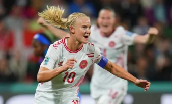 Imagem ilustrativa da imagem Com VAR protagonista, Dinamarca vence Haiti e vai às oitavas