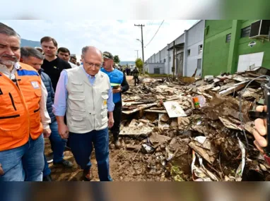 Cidades inteiras ficaram alagadas graças ao ciclone