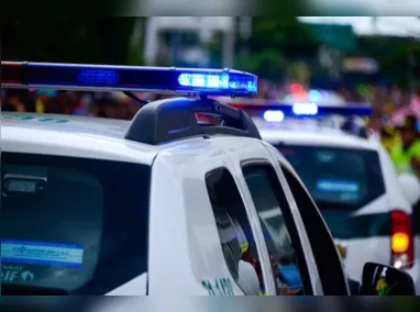 Após a perseguição,  a policial devolveu a bicicleta ao proprietário e posou para uma foto com ele