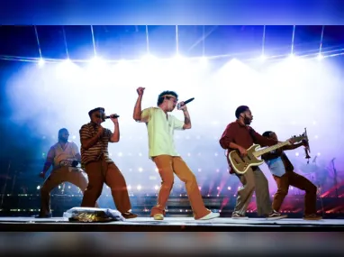 No vídeo, ele aparece vestido em uma camisa na cor amarela, com cenas dos shows realizados no festival The Town