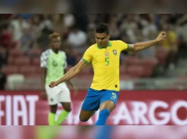 Diniz comemorando com Neymar um dos gols do atacante na vitória contra a Bolívia na última sexta-feira (8)