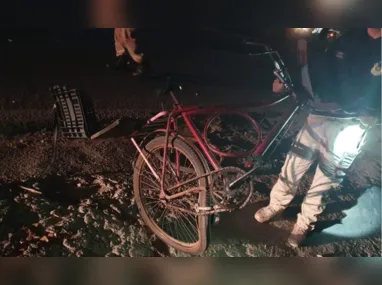 Carro de passeio ficou destruído e seu motorista morreu no local