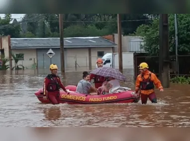 Corpo de Bombeiros resgata morador no Rio Grande do Sul