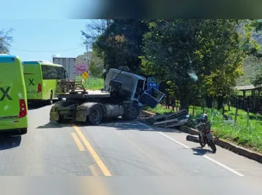 Imagem ilustrativa da imagem Duas pessoas morrem em acidente envolvendo carreta e carro em rodovia do ES