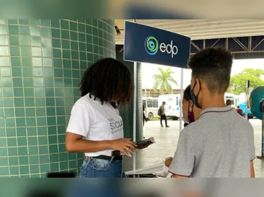 Imagem ilustrativa da imagem EDP faz mutirão em terminais de ônibus para dar desconto na conta de luz