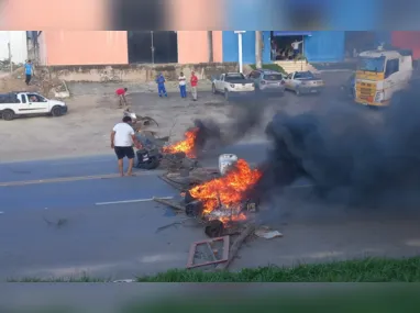 Os manifestantes seguem ateando fogo em pneus e outros objetos, mas liberaram a passagem para os veículos