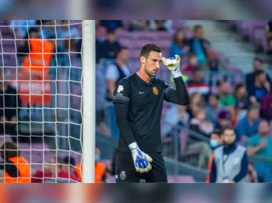 Imagem ilustrativa da imagem Goleiro do PSG deixa o hospital após ficar 82 dias internado