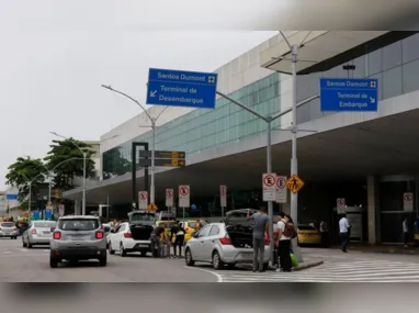 Fachada do aeroporto que fica no centro da cidade