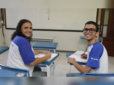 Estudantes do ensino médio: plano aumenta a carga horária mínima de disciplinas tradicionais para 2.400 horas, ampliando de 60% para 80% das aulas