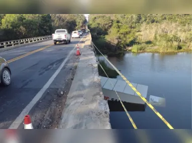 Imagem ilustrativa da imagem Motorista sobrevive após caminhão cair de ponte no ES e ficar submerso em rio