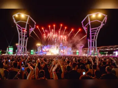 No vídeo, ele aparece vestido em uma camisa na cor amarela, com cenas dos shows realizados no festival The Town