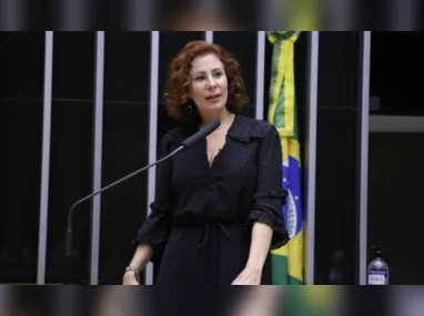 Imagem ilustrativa da imagem PF faz buscas contra Carla Zambelli e tenta prender hacker da 'Vaza Jato'