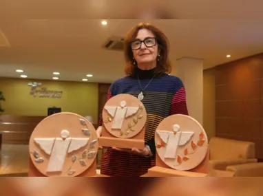 A jornalista e artesã Mariangela Pellerano produz estandartes