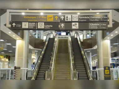 Fachada do aeroporto que fica no centro da cidade